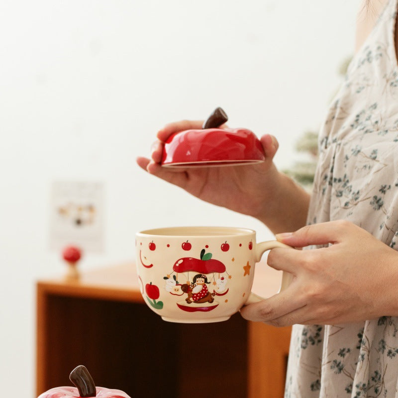 Festive Apple Charm – Handcrafted Christmas Ceramic Mug with Lid Gift Cup