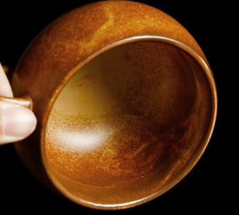 Amber Nest – Handcrafted Egg-Shaped Ceramic Coffee Cup with Saucer