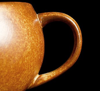 Amber Nest – Handcrafted Egg-Shaped Ceramic Coffee Cup with Saucer