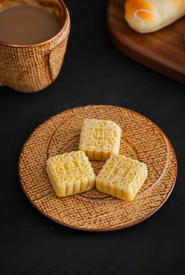 Handcrafted Jingdezhen porcelain coffee mug, minimalist handmade ceramic cup for everyday rituals — Solmira Living